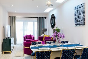 Designer 2-bed 2-bath Apartment With a Garden