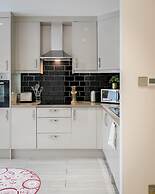 Designer 2-bed 2-bath Apartment With a Garden