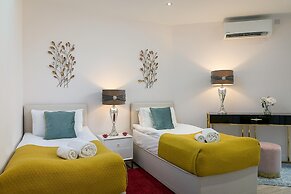Designer 2-bed 2-bath Apartment With a Garden
