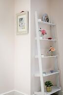 Designer 2-bed 2-bath Apartment With a Garden