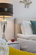 Designer 2-bed 2-bath Apartment With a Garden