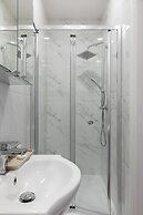 Designer 2-bed 2-bath Apartment With a Garden