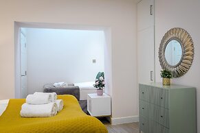 Designer 2-bed 2-bath Apartment With a Garden
