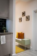 Designer 2-bed 2-bath Apartment With a Garden