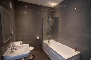 Spacious 2 Bedroom Apartment in Netherby Hall