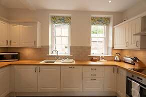 Spacious 2 Bedroom Apartment in Netherby Hall