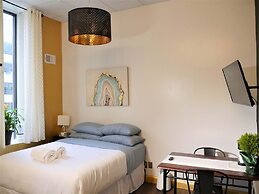 Central Downtown Queen Bed Walk to all Venues