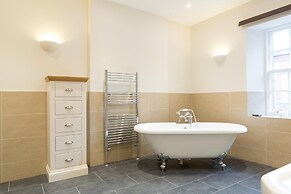 Stylish Apartment With Magnificent Views of The Netherby Estate