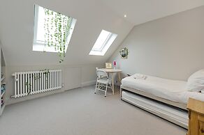Wonderful Family Home With Garden Near Twickenham by Underthedoormat
