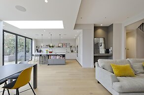 Wonderful Family Home With Garden Near Twickenham by Underthedoormat