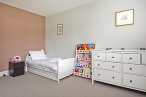Wonderful Family Home With Garden Near Twickenham by Underthedoormat