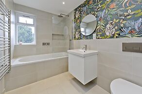 Wonderful Family Home With Garden Near Twickenham by Underthedoormat
