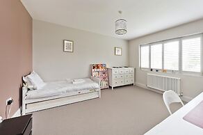 Wonderful Family Home With Garden Near Twickenham by Underthedoormat
