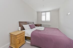 Wonderful Family Home With Garden Near Twickenham by Underthedoormat