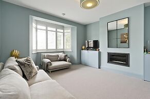 Wonderful Family Home With Garden Near Twickenham by Underthedoormat