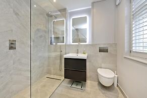 Wonderful Family Home With Garden Near Twickenham by Underthedoormat