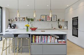 Wonderful Family Home With Garden Near Twickenham by Underthedoormat