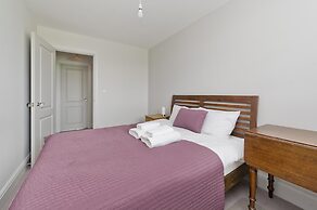 Wonderful Family Home With Garden Near Twickenham by Underthedoormat