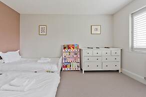 Wonderful Family Home With Garden Near Twickenham by Underthedoormat
