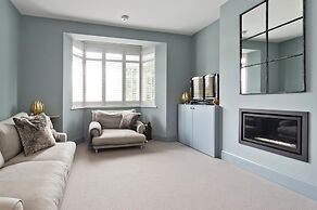 Wonderful Family Home With Garden Near Twickenham by Underthedoormat