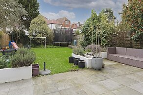 Wonderful Family Home With Garden Near Twickenham by Underthedoormat