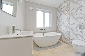 Wonderful Family Home With Garden Near Twickenham by Underthedoormat