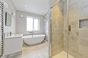 Wonderful Family Home With Garden Near Twickenham by Underthedoormat