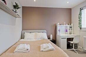 Wonderful Family Home With Garden Near Twickenham by Underthedoormat
