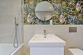 Wonderful Family Home With Garden Near Twickenham by Underthedoormat