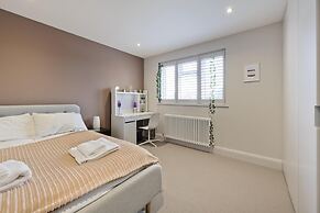 Wonderful Family Home With Garden Near Twickenham by Underthedoormat