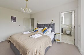 Wonderful Family Home With Garden Near Twickenham by Underthedoormat