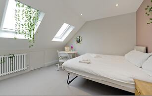 Wonderful Family Home With Garden Near Twickenham by Underthedoormat