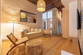 Triana Acacias by Valcambre