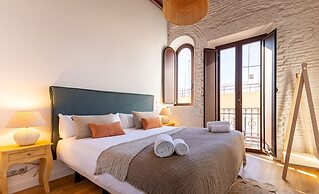 Triana Acacias by Valcambre