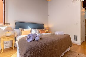 Triana Acacias by Valcambre