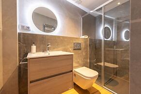 Triana Acacias by Valcambre