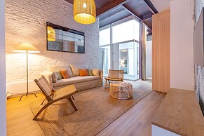 Triana Acacias by Valcambre