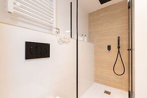 Triana Acacias by Valcambre