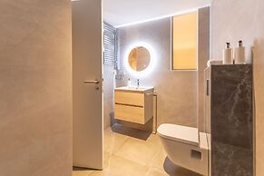 Triana Acacias by Valcambre