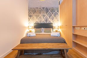 Triana Acacias by Valcambre