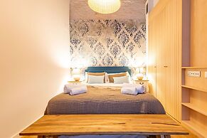 Triana Acacias by Valcambre