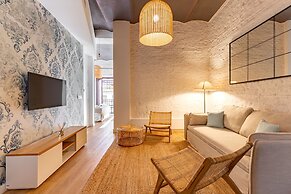 Triana Acacias by Valcambre