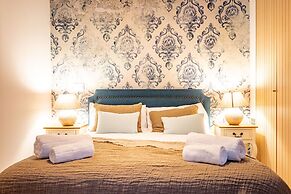 Triana Acacias by Valcambre