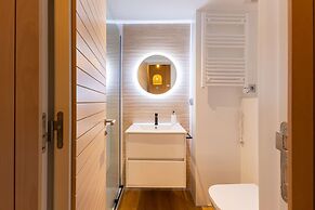 Triana Acacias by Valcambre