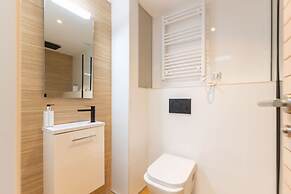 Triana Acacias by Valcambre