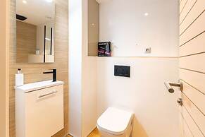 Triana Acacias by Valcambre