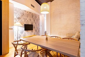 Triana Acacias by Valcambre