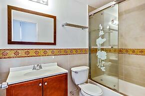 Retreat in a Stylish 2BD Apartment in the Heart of the City