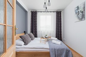 Cozy Apartment Chmieleniec by Renters