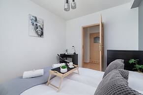 Cozy Apartment Chmieleniec by Renters